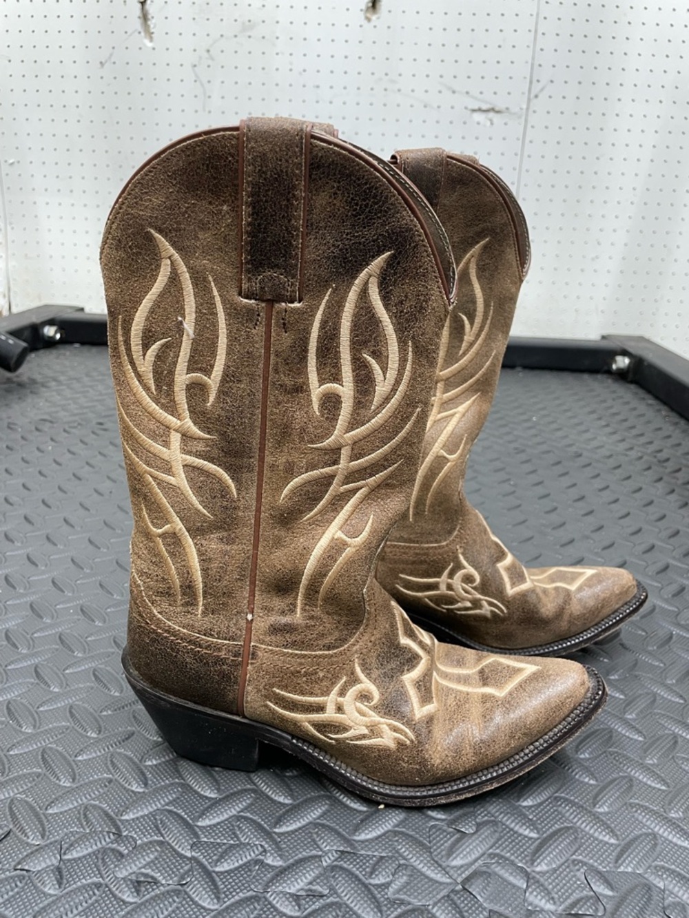 Justin Boots Brown Suede Leather Cowboy Boots with Embroidered Cross size 5.5 B